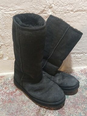 Black Sheepskin-Lined Boots - Plush Interior